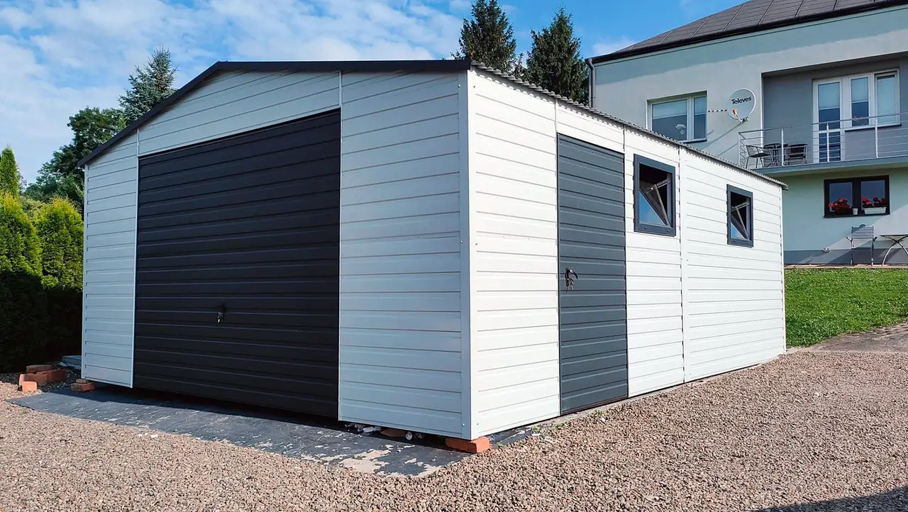 Garaż blaszany w kolorze Biały + antracyt