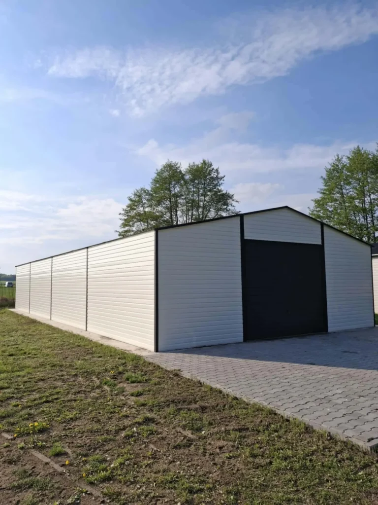 Hala stalowa — biała z antracytową bramą