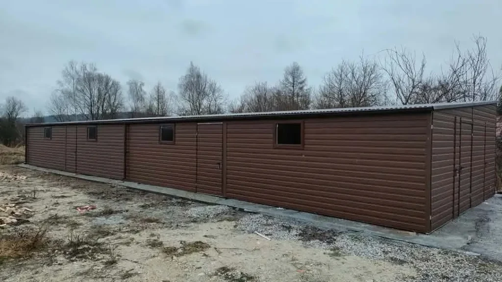 Hala stalowa — brąz RAL 8017